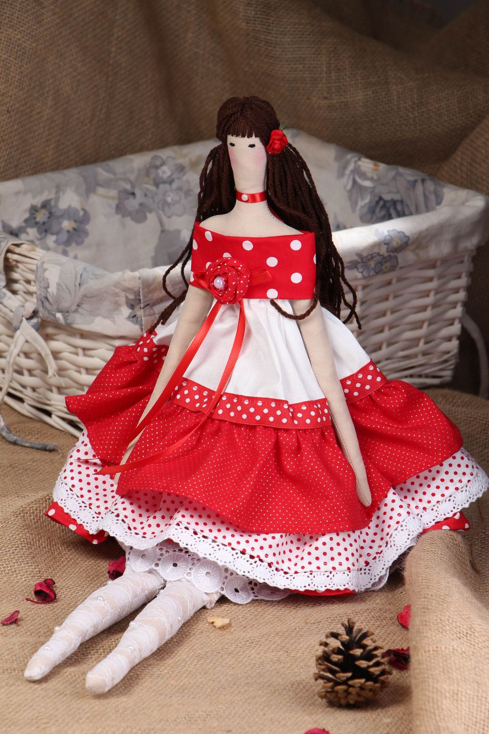 Grande poupée artisanale en robe rouge  photo 5