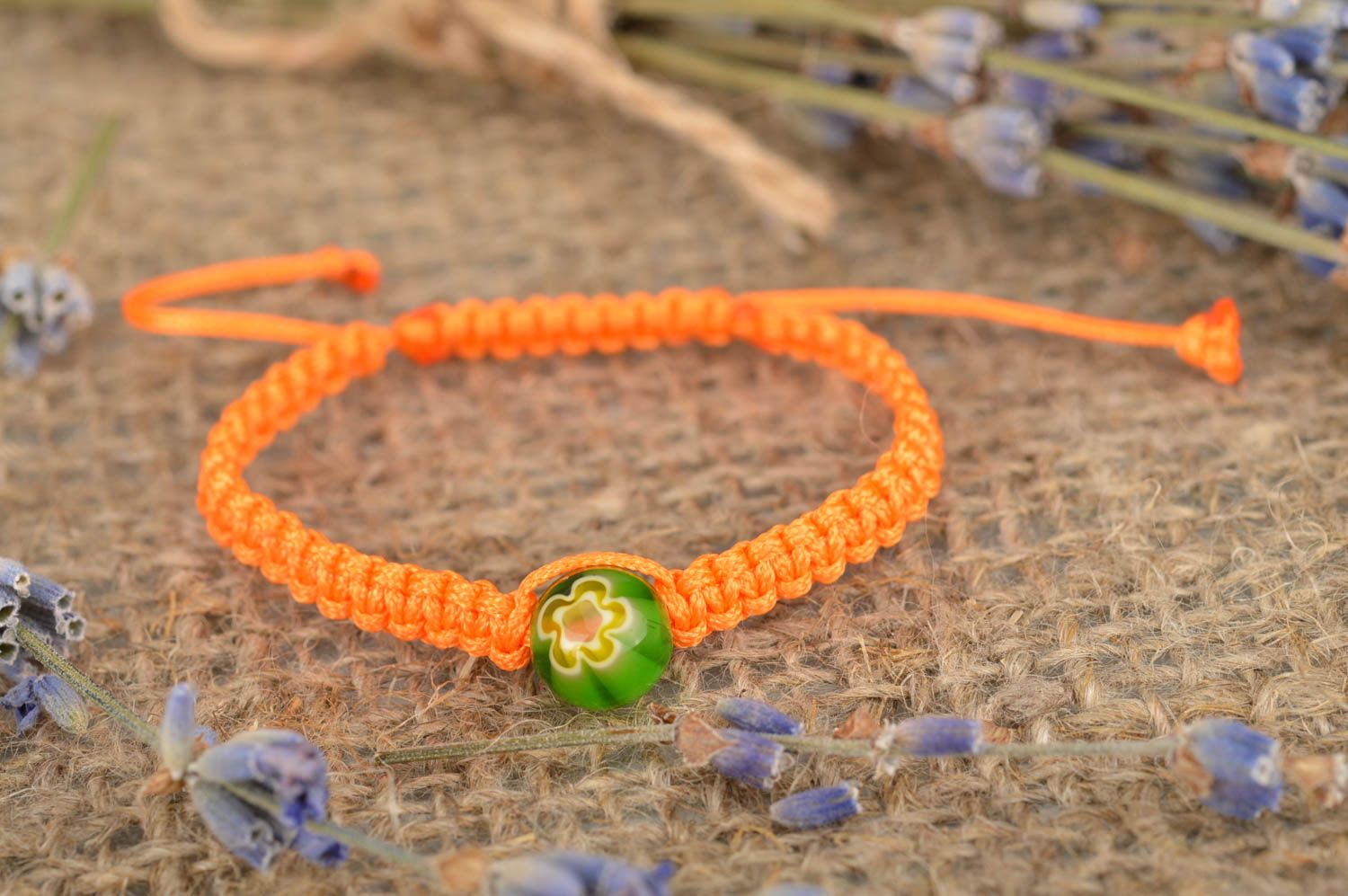 Оранжевый браслет из вощеного шнурка с бусинкой ручной работы красивый фото 1