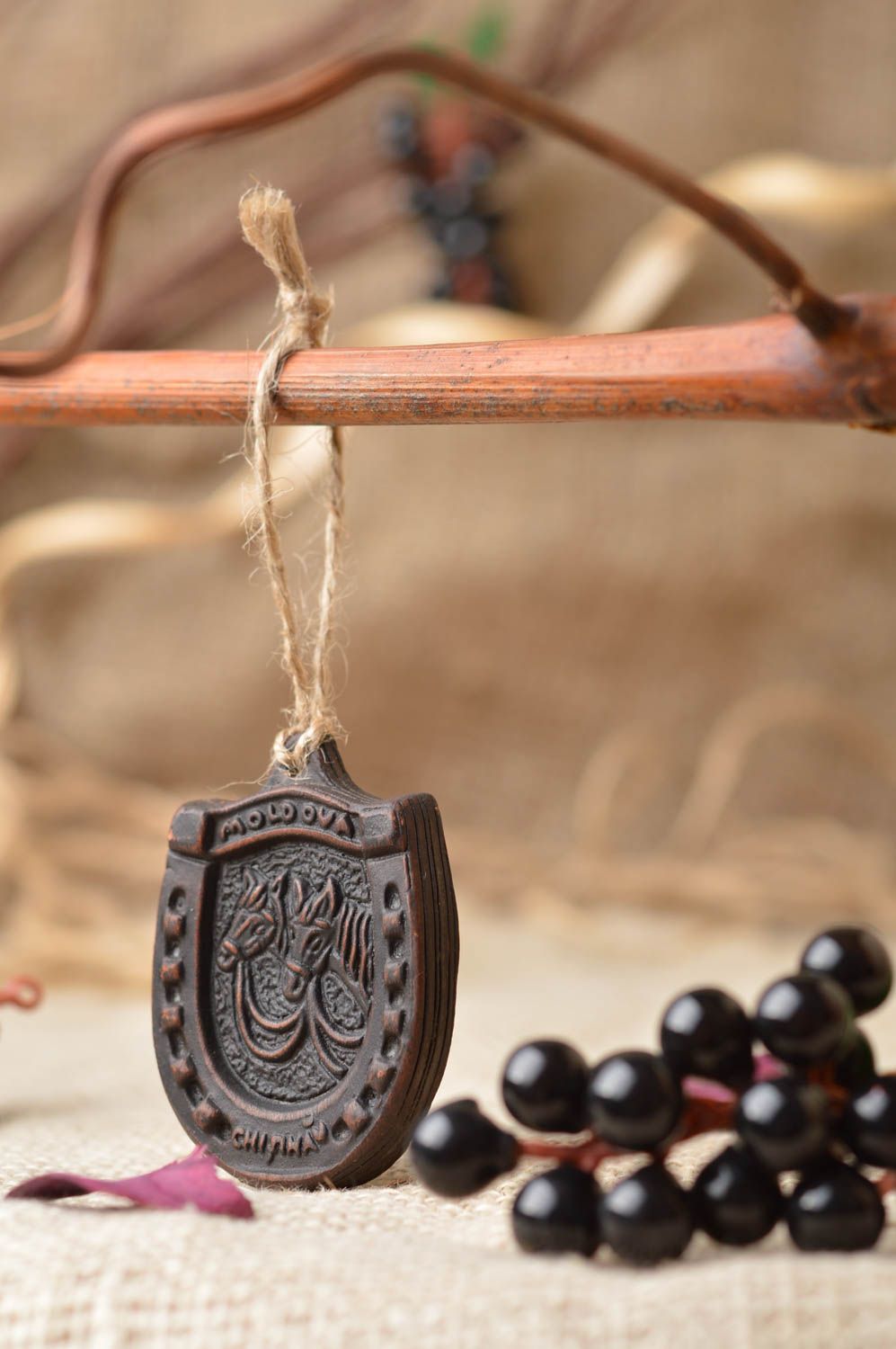 Handmade ceramic souvenir keychain in the shape of horseshoe kilned with milk photo 1
