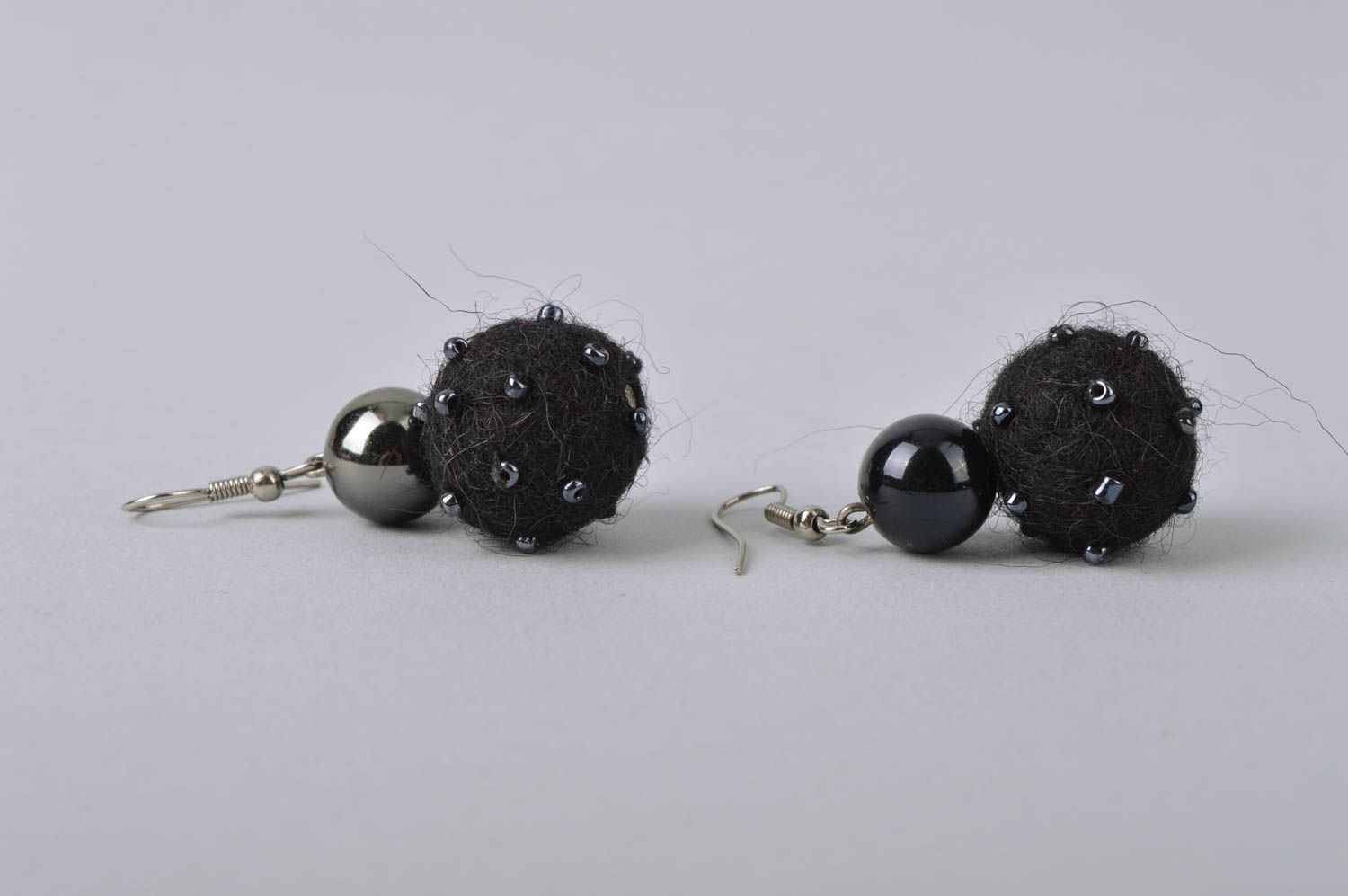Серьги в технике валяния из шерсти шарики черные с бисером красивые хэнд мейд фото 3