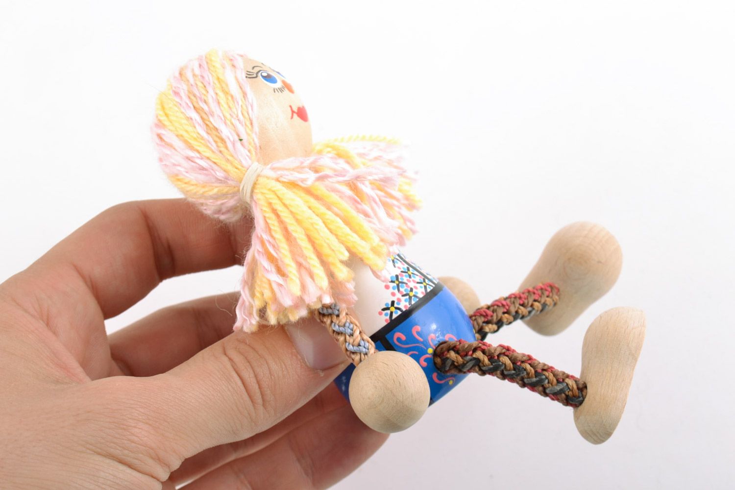 Оригинальная экологически чистая деревянная игрушка Девочка ручной работы фото 2