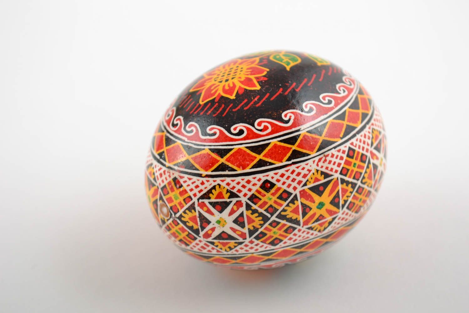 Пасхальное яйцо расписанное акриловыми красками ручной работы с растительными мотивами фото 4