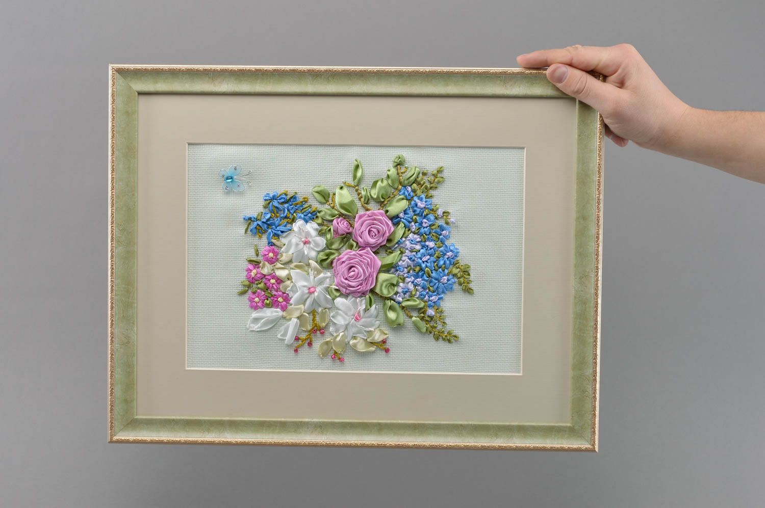 Handmade Wandbild mit Stickerei aus Atlasbändern im Rahmen Blumenstrauß Rosen foto 4
