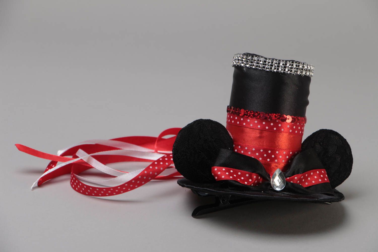 Pinza para el pelo artesanal negra con forma de gorra adornada con cintas bonita  foto 2
