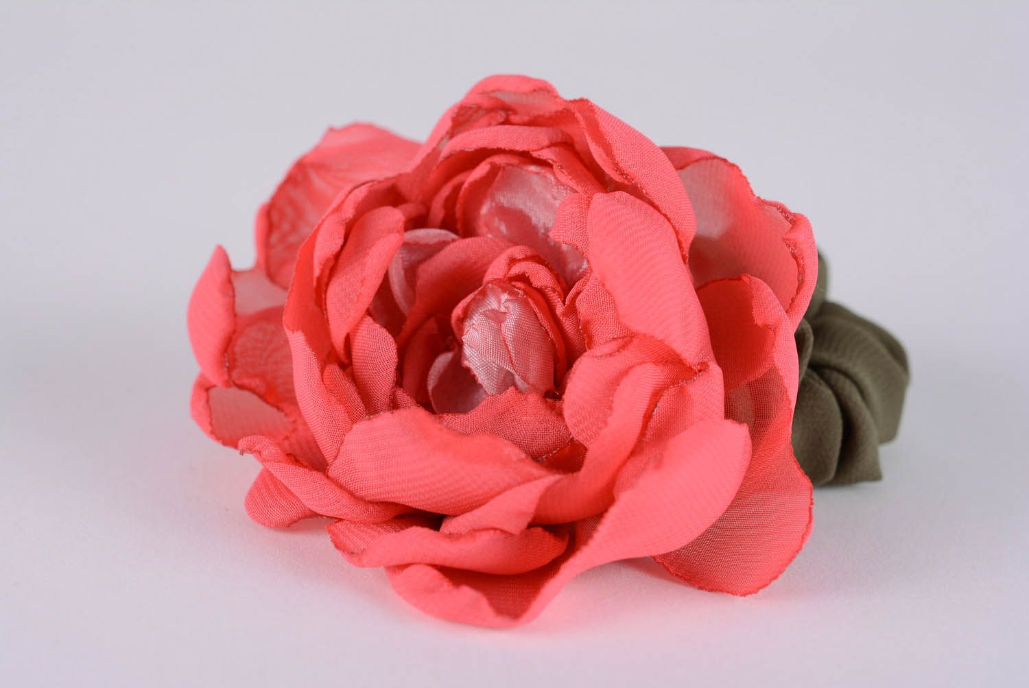 Резинка для волос в виде красного цветка фото 4