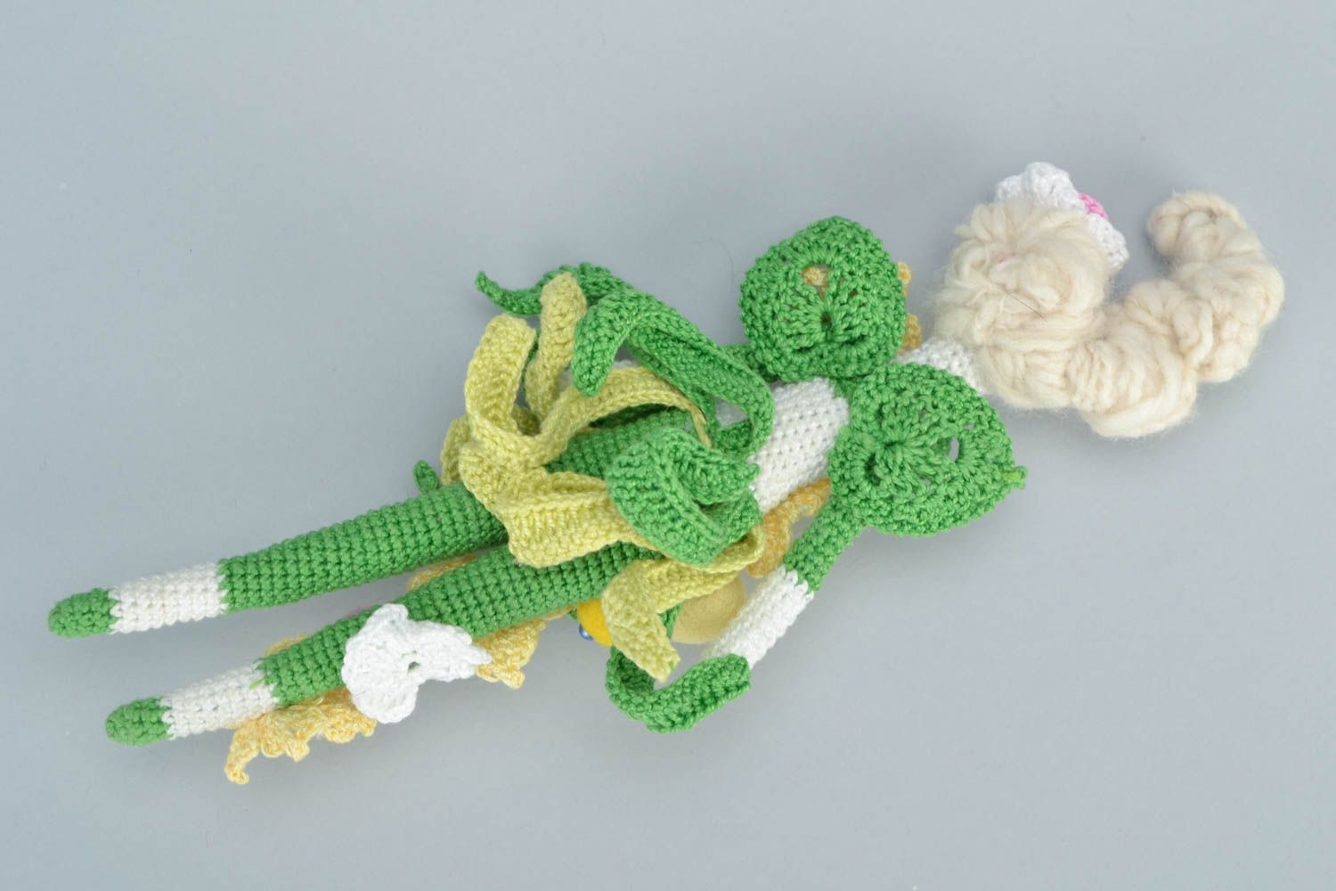 Juguete hecho a mano con forma de niña con vestido verde tejida a ganchillo foto 5