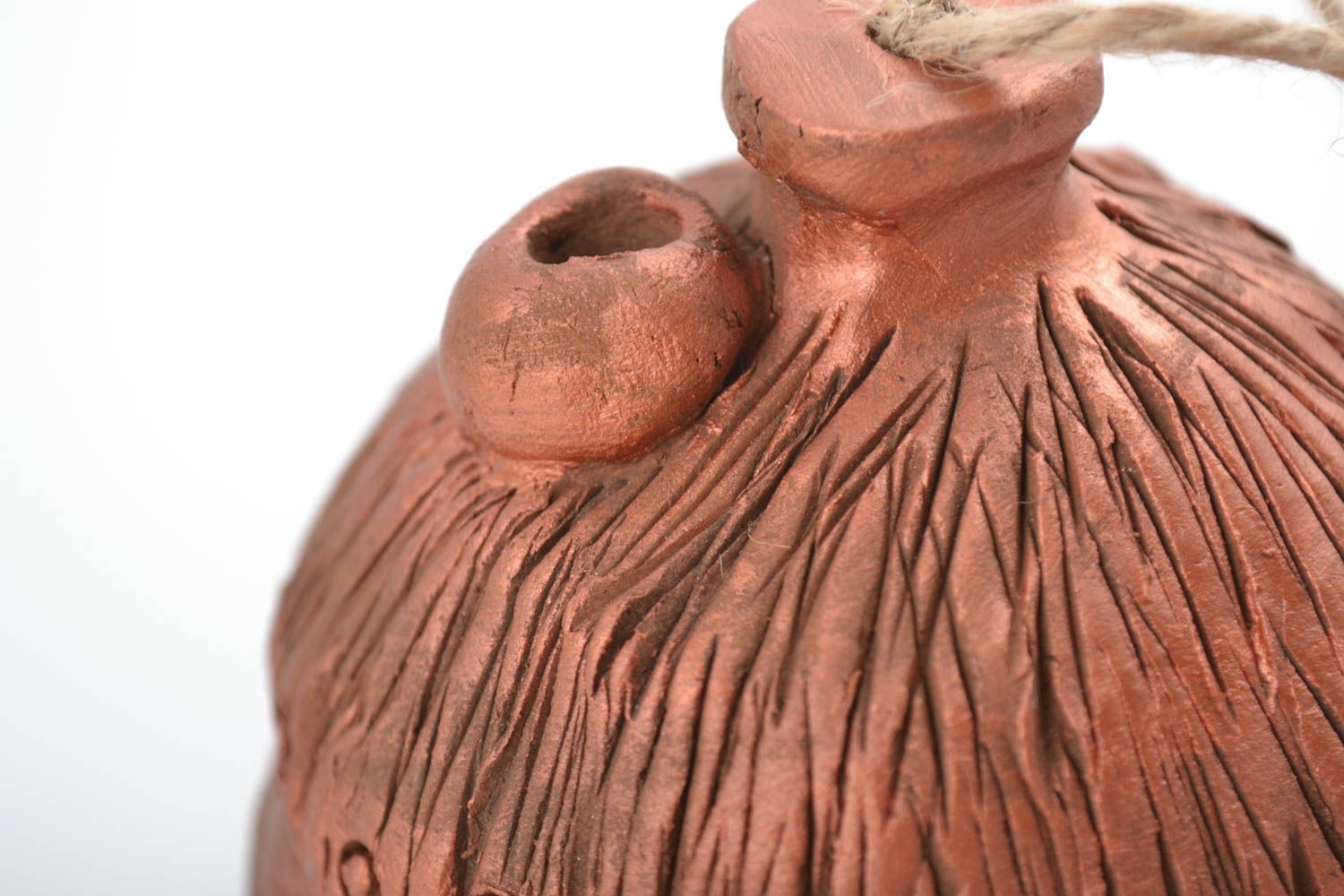 Расписной глиняный колокольчик в виде домика ручной работы на шнурке красивый фото 3