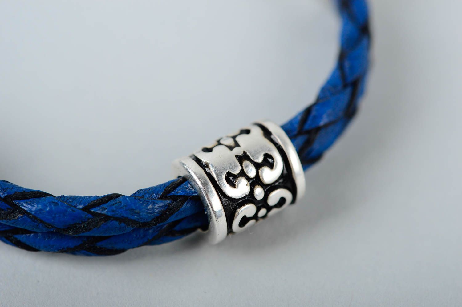 Плетеный кожаный браслет ручной работы украшение из кожи синий браслет на руку фото 4