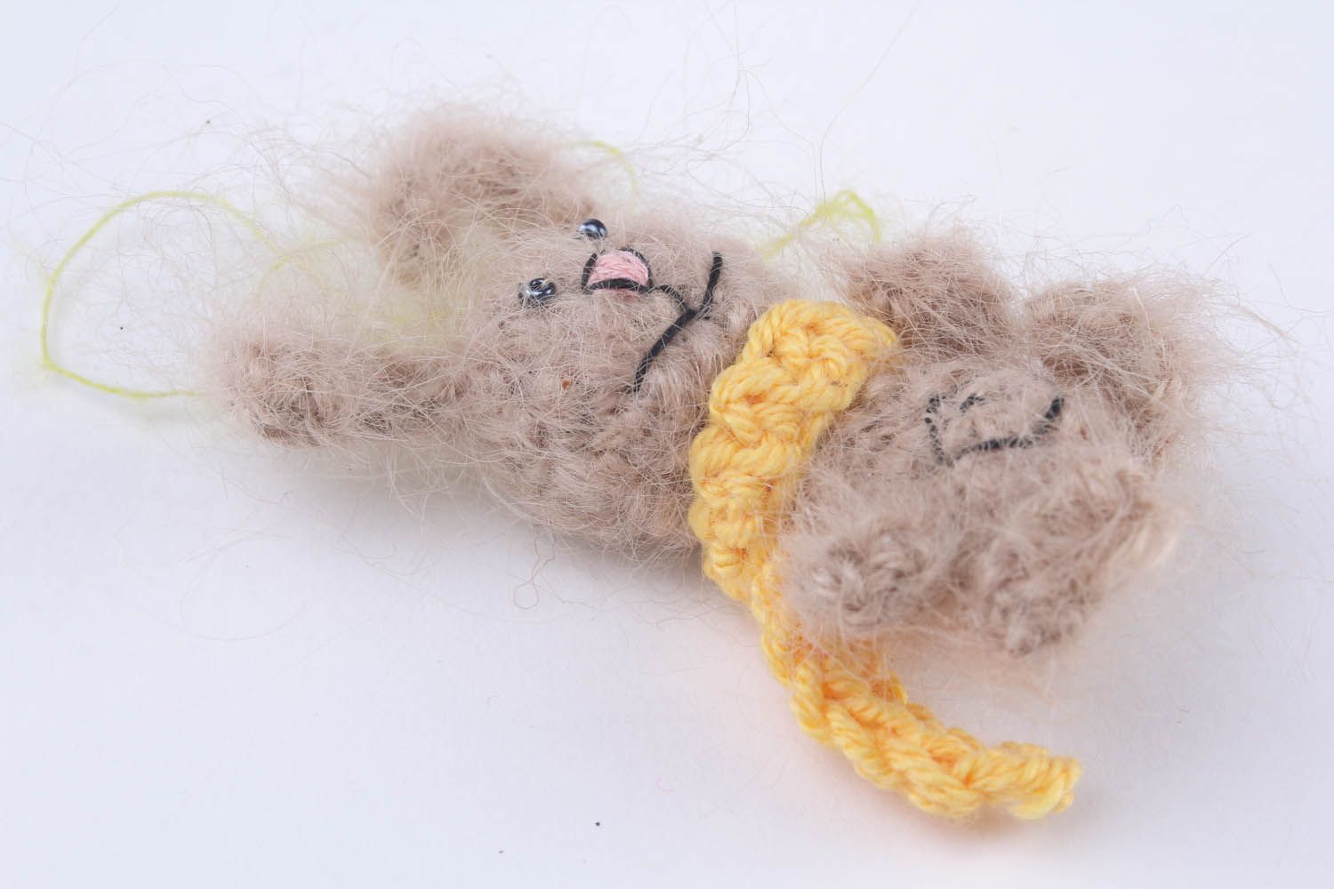 Сoelho de crochê tricotado com fios de angorá foto 3
