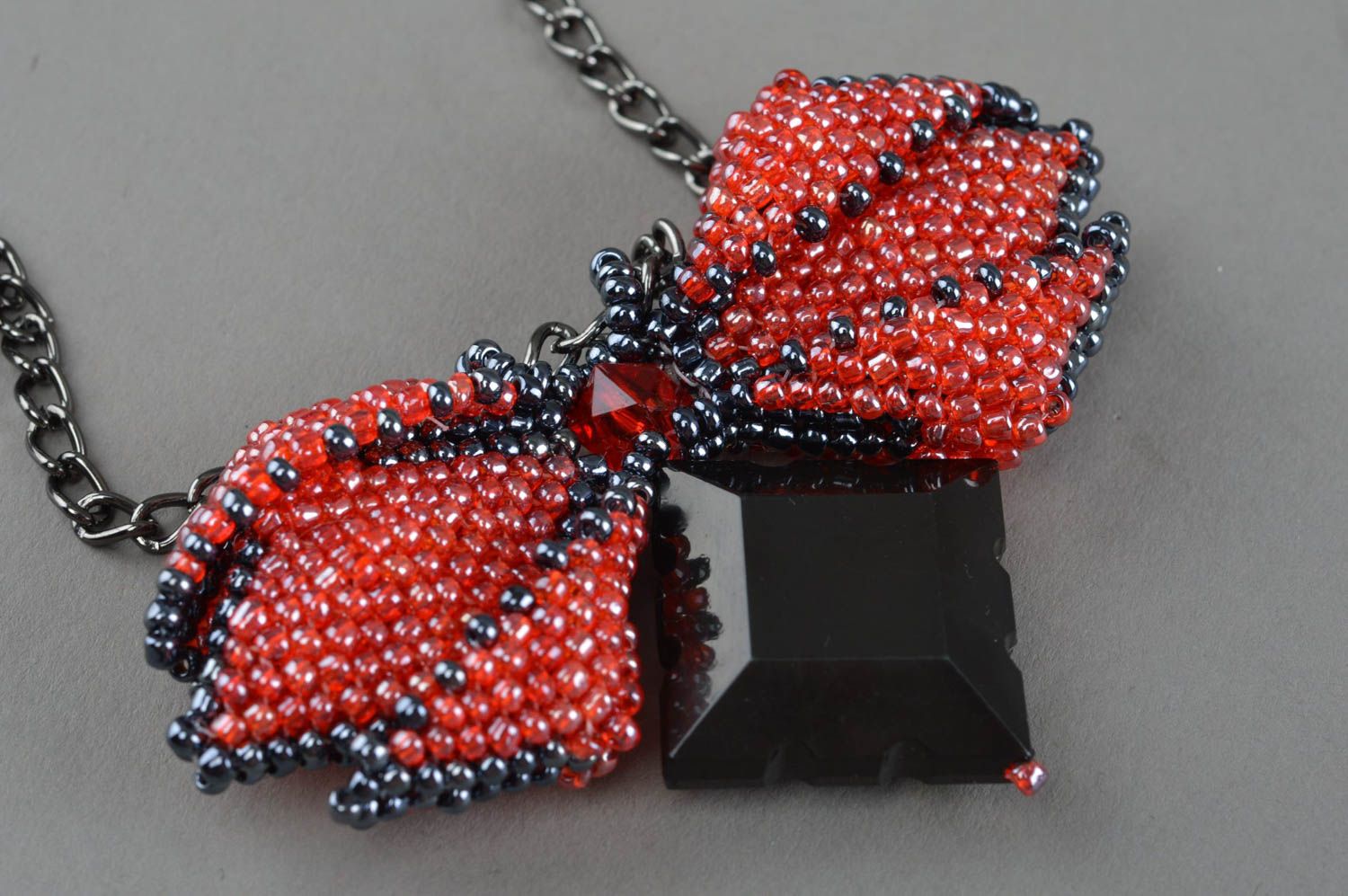 Broche papillon avec chaîne pendentif en perles de rocaille rouge noir fait main photo 3