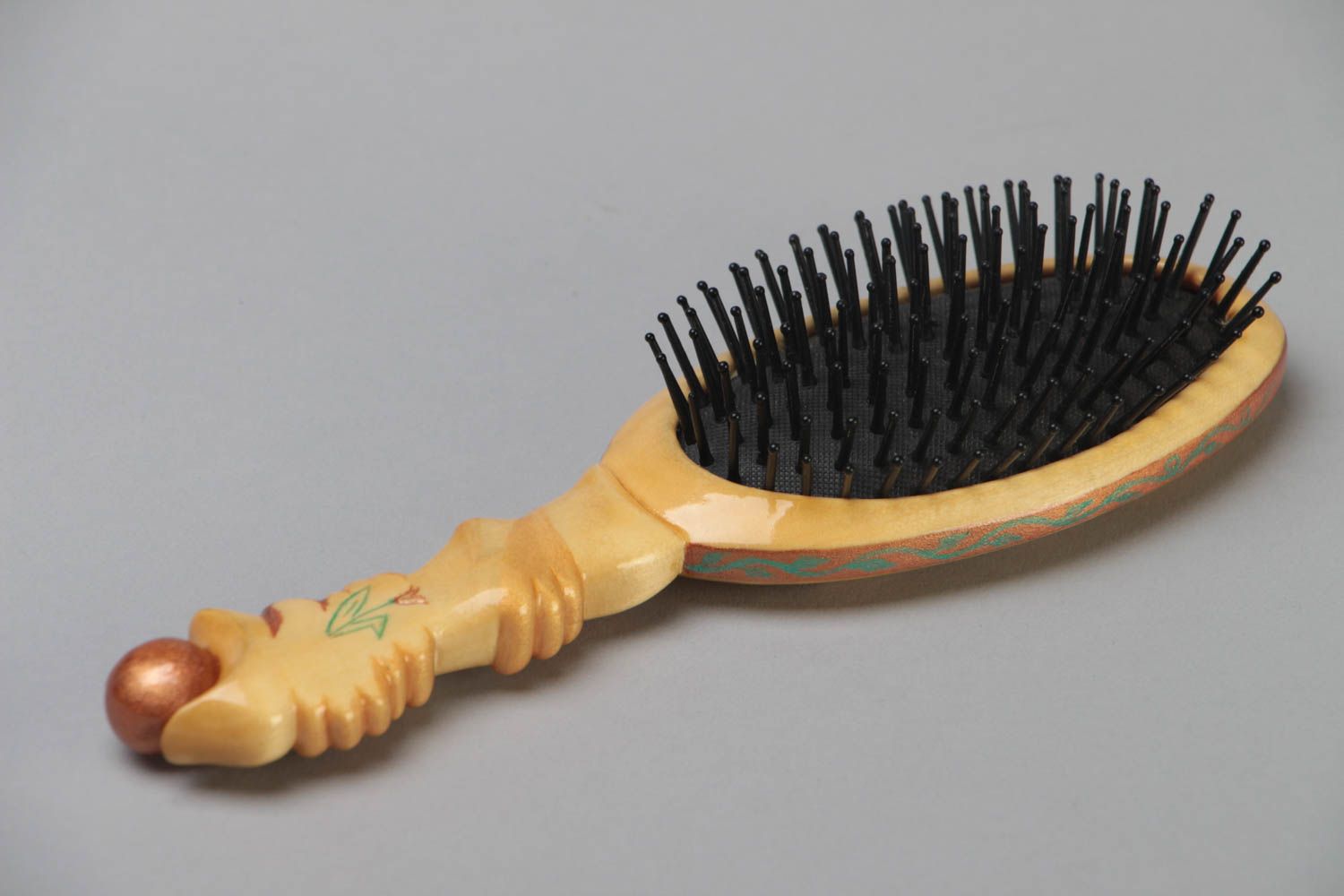 Деревянная расческа для волос типа щетка ручной работы резная красивая женская фото 3