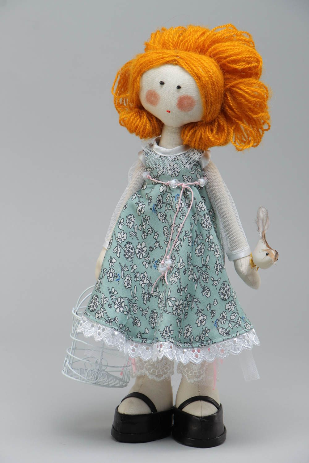 Muñeca decorativa artesanal hecha a mano de trapo de tela con pájaro para niña foto 2
