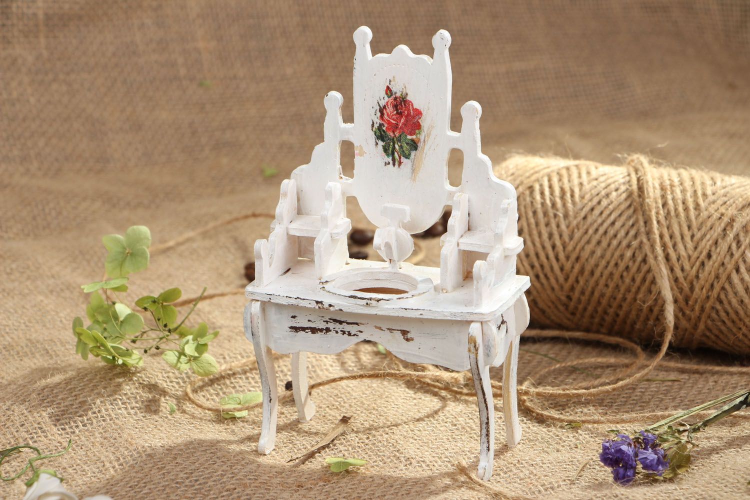 Mesa de juguete hecha de madera foto 4