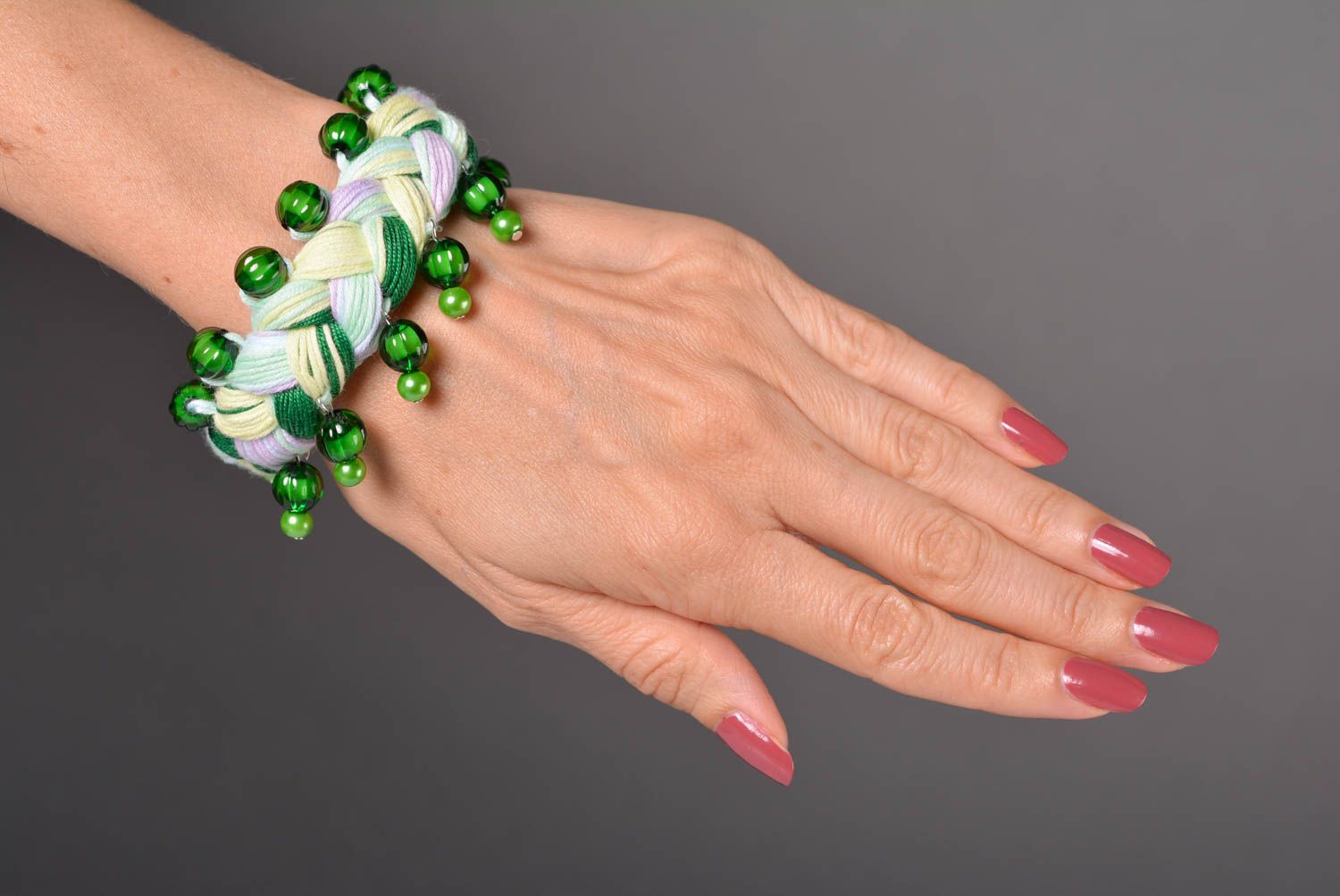 Bracelet tressé Bijou fait main large fils perles vertes Cadeau femme original photo 2