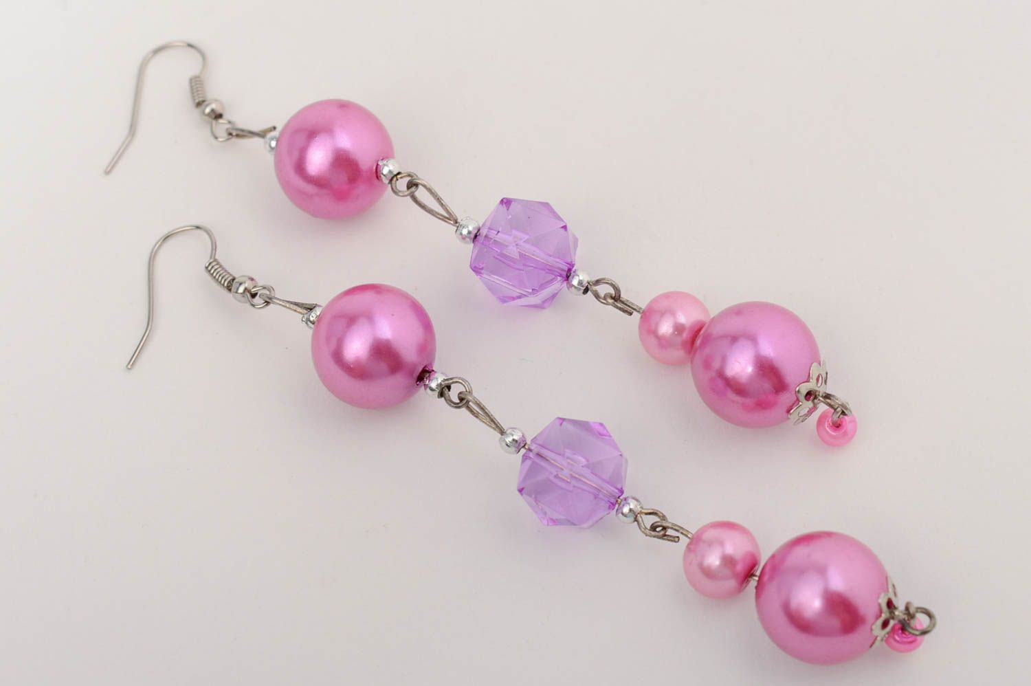Longues boucles d'oreilles roses en plastique et perles céramiques faites main photo 2