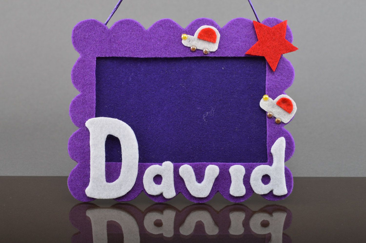 Marco de fotos artesanal de fieltro con nombre de niño para pared violeta foto 2