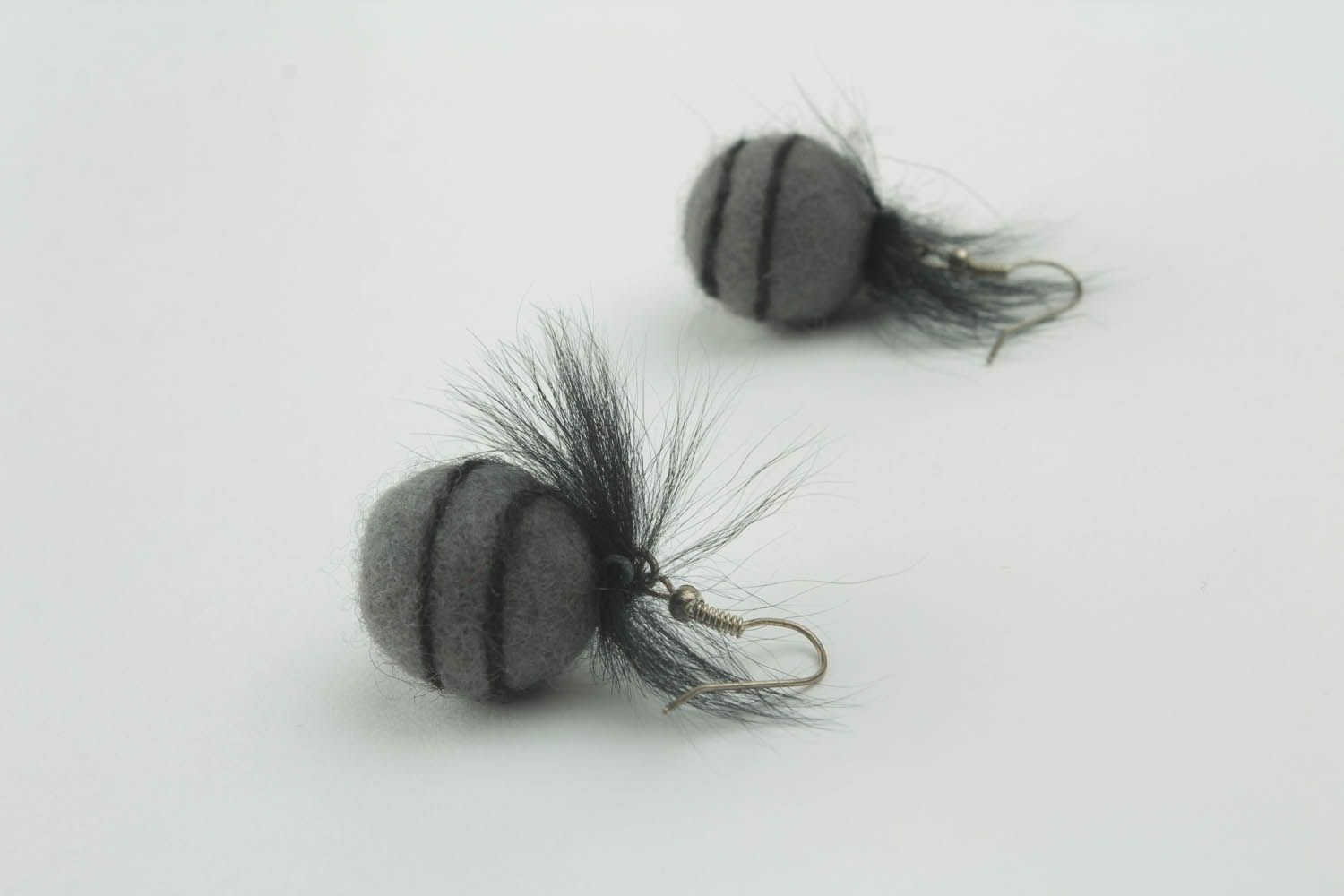 Boucles d'oreilles en laine faites main photo 3