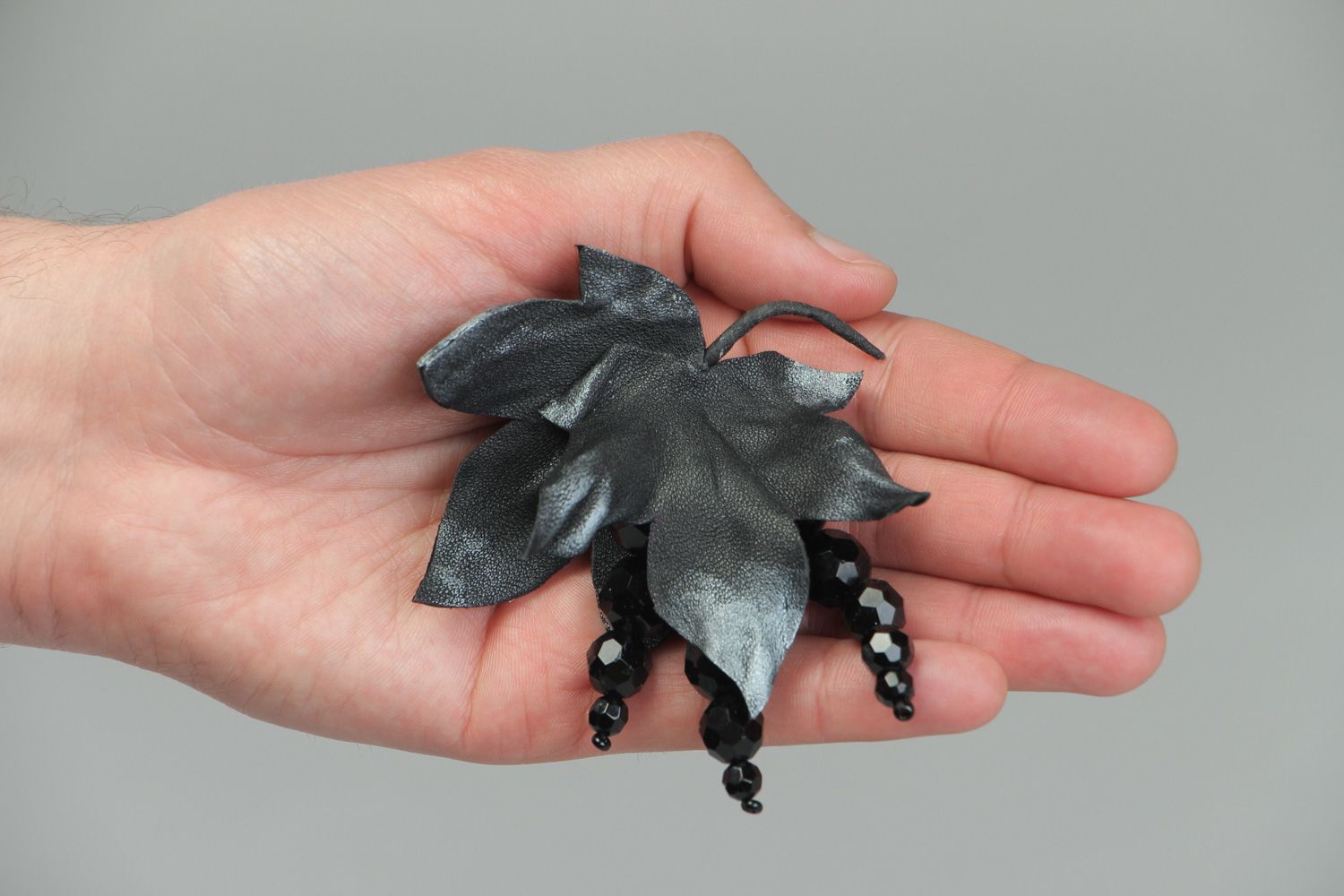Broche en cuir fleur faite main avec perles fantaisie accessoire original photo 4