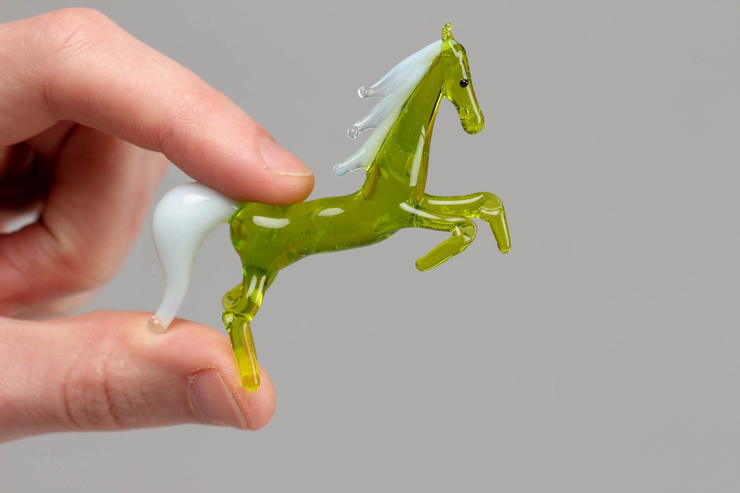 Стеклянная маленькая фигурка лошади в технике лэмпворк фото 3