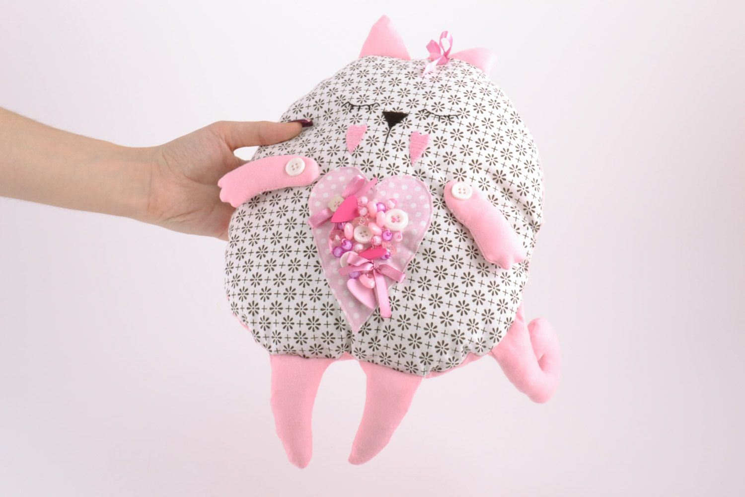 Интерьерная игрушка подушка в виде кота ручной работы серая с розовым фото 2
