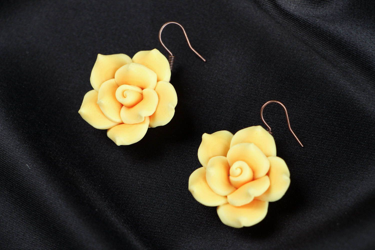 Boucles d'oreilles en argile polymère Roses jaunes photo 1
