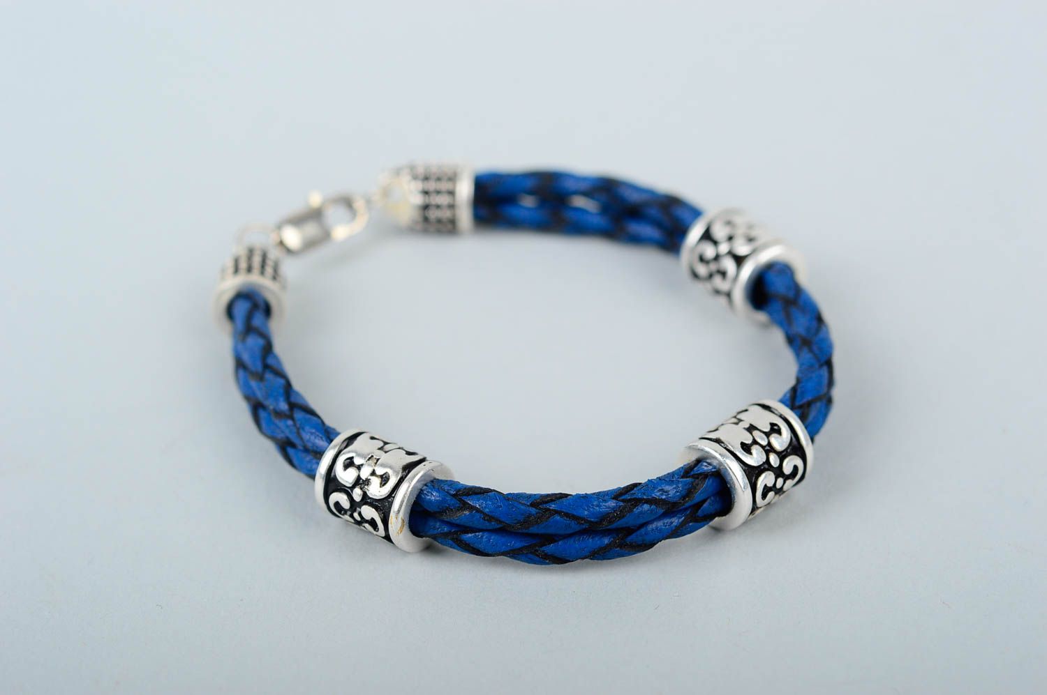 Плетеный кожаный браслет ручной работы украшение из кожи синий браслет на руку фото 3