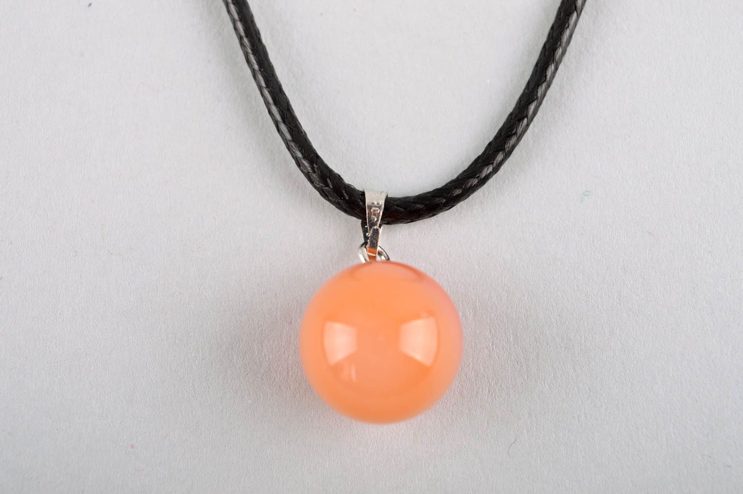 Pendentif orange en quartz Bijou fait main sur lacet rond Cadeau femme design photo 3