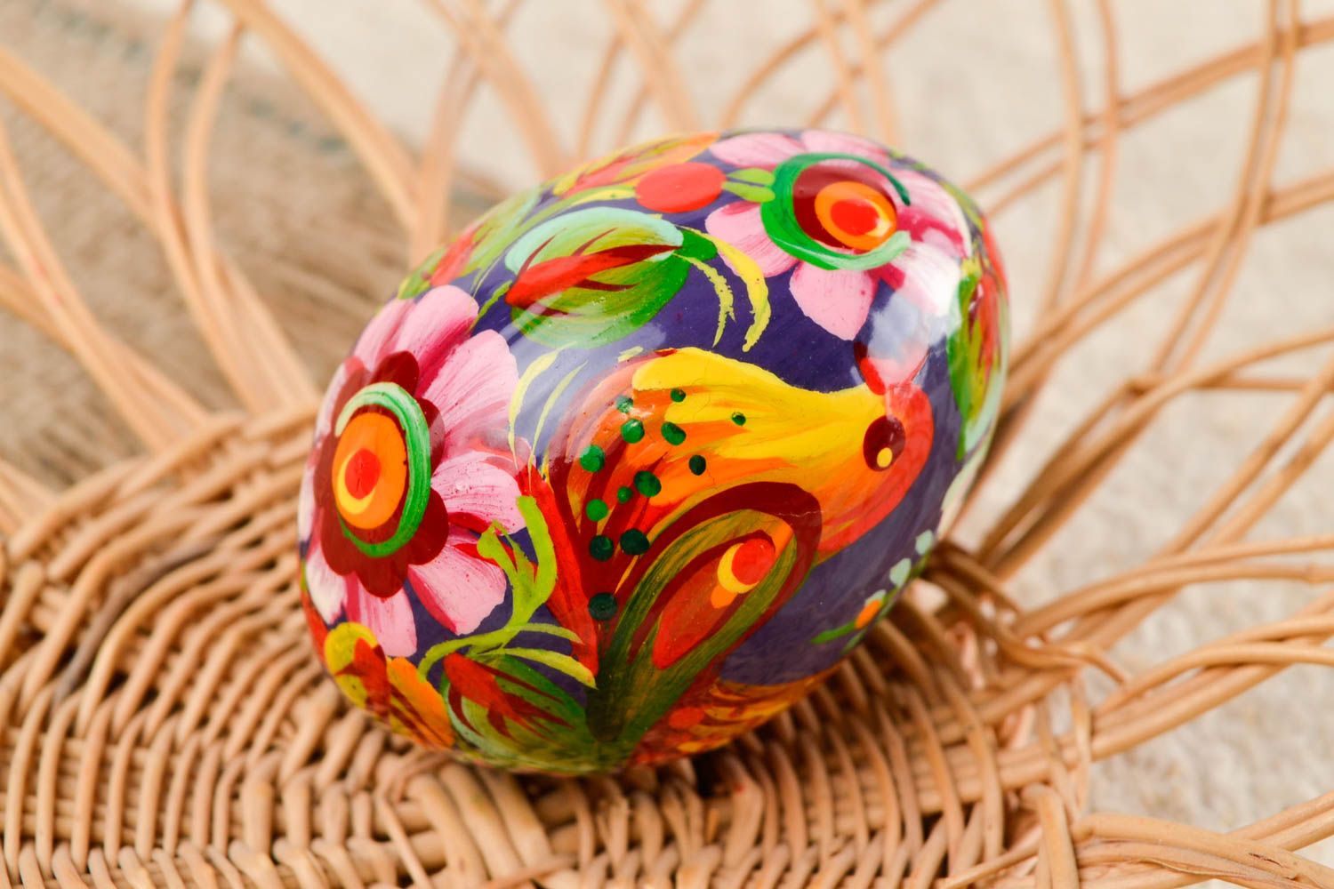 Bemaltes Osterei handmade Dekoration zu Ostern Osterei aus Holz gemustert schön foto 1