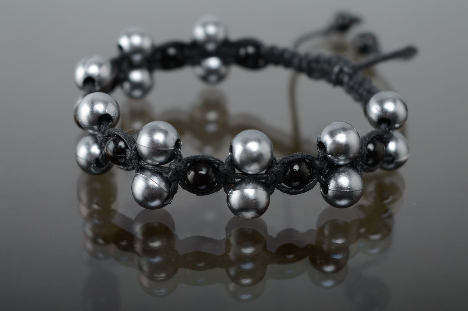 Bracelet en macramé lacet noir ciré et perles grises céramiques fait main photo 1