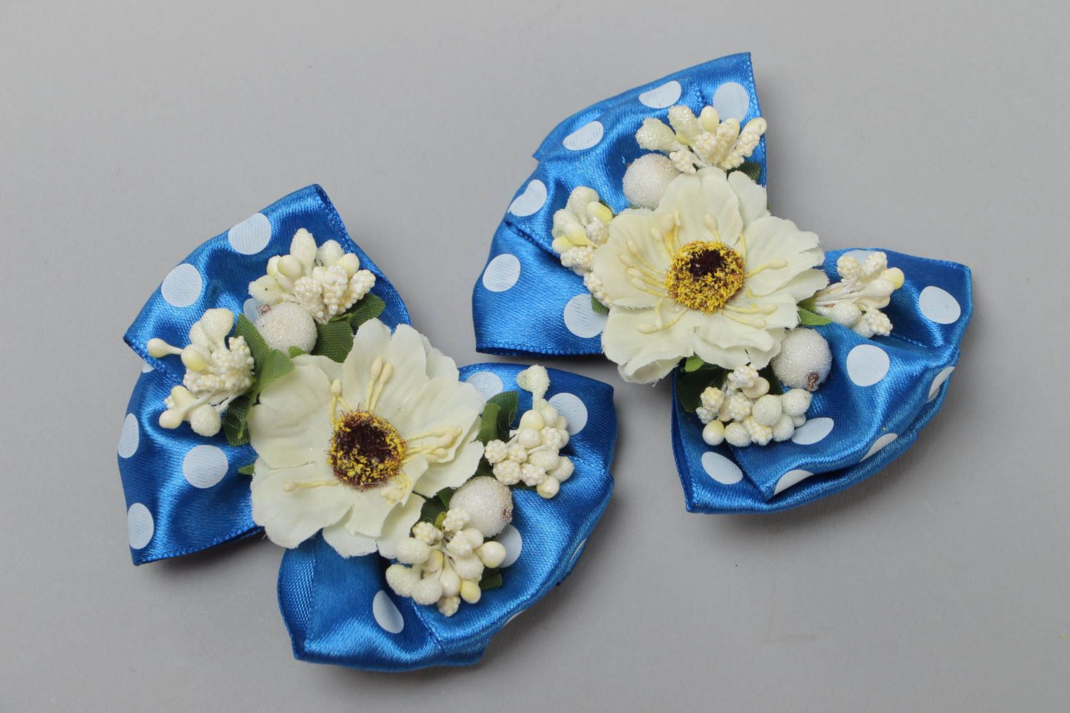 Set of handmade blue hair clips made of satin ribbons bows with flowers 2 pieces photo 2