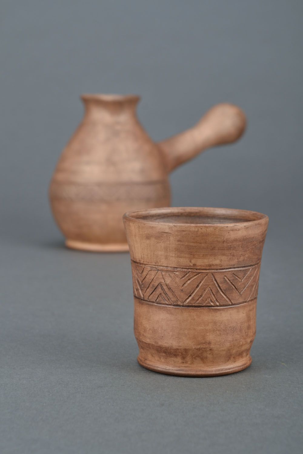 Gobelet céramique fait main original brun à motifs géométriques cadeau photo 1