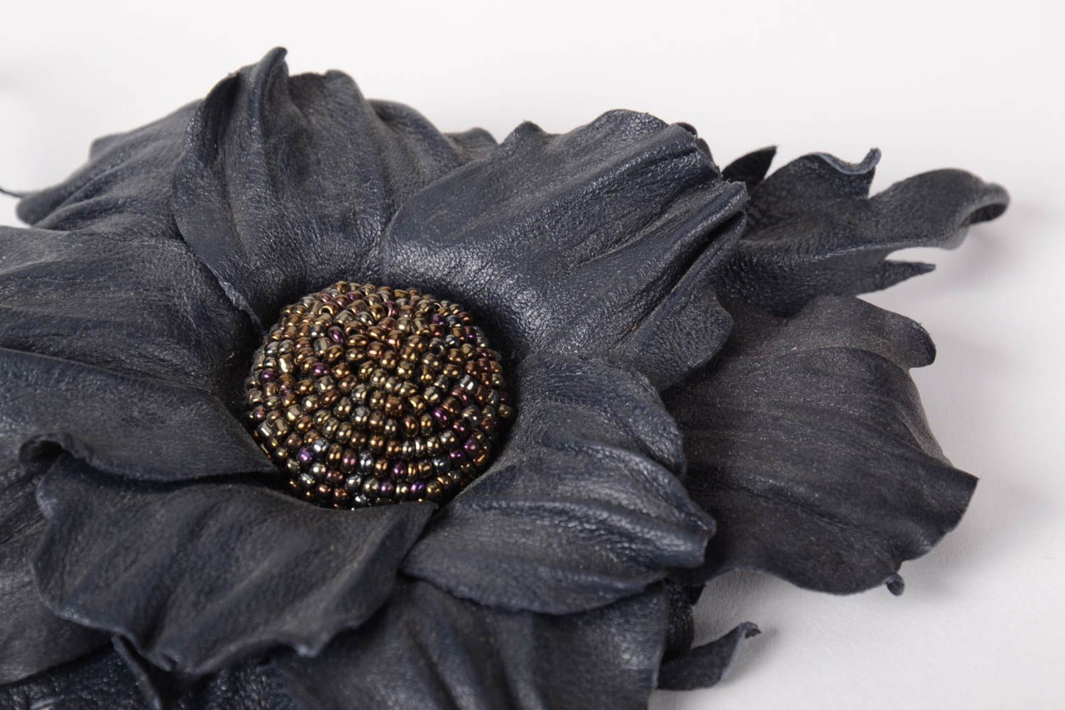 Broche en cuir Broche fantaisie fait main Accessoire femme fleur noire photo 4