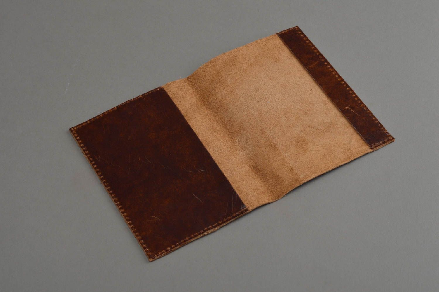 Protège-passeport en cuir naturel marron avec estampage fait main unisexe photo 2