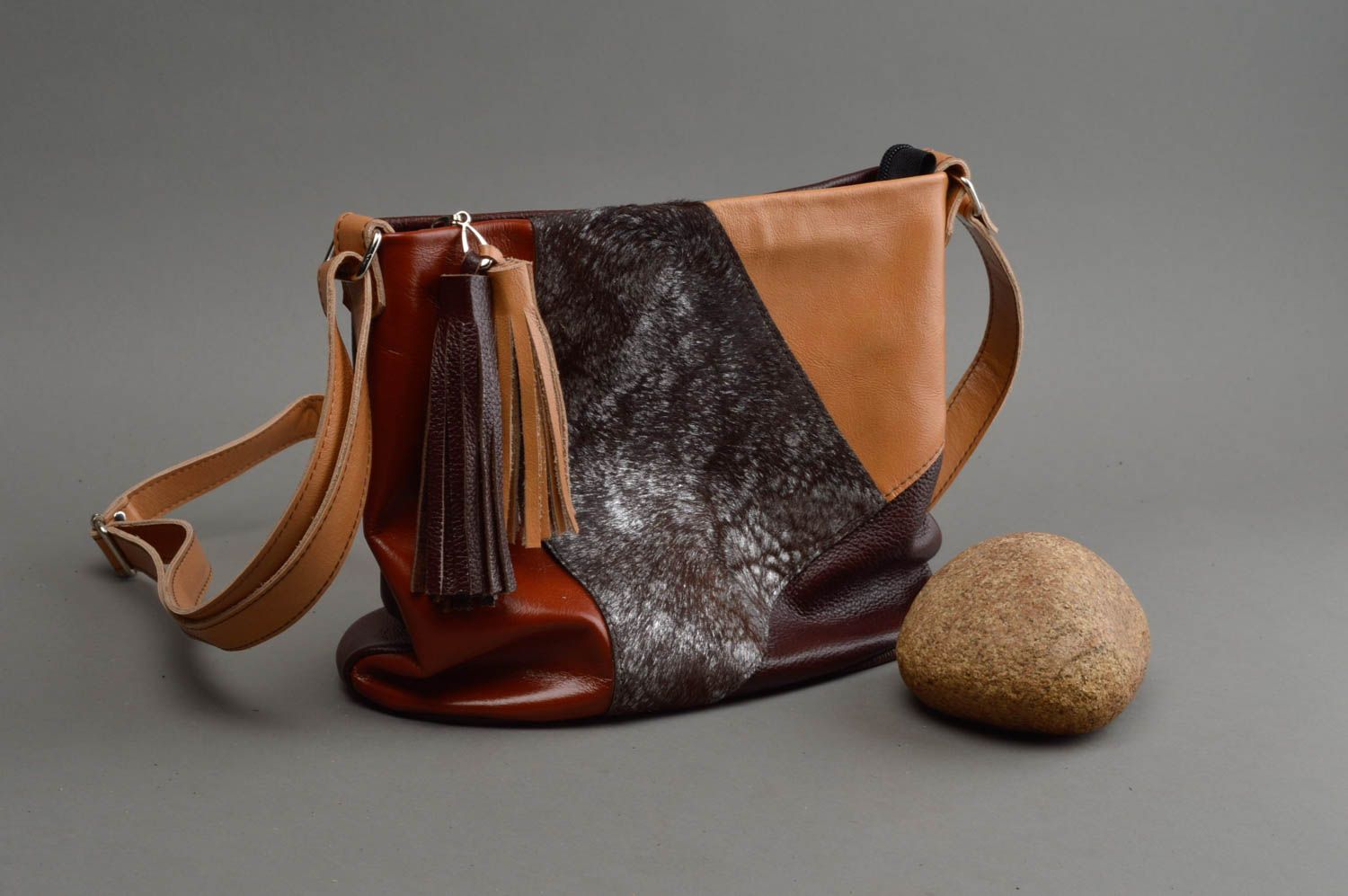 Авторская сумка ручной работы из натуральной кожи с кисточками с длинной шлейкой фото 1