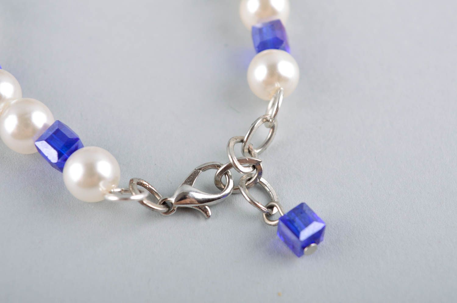 White and blue beads chain bracelet for young girls photo 3