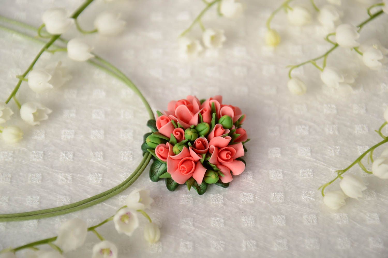 Colgante artesanal hecho a mano de arcilla polimérica con flores de color rosado foto 1