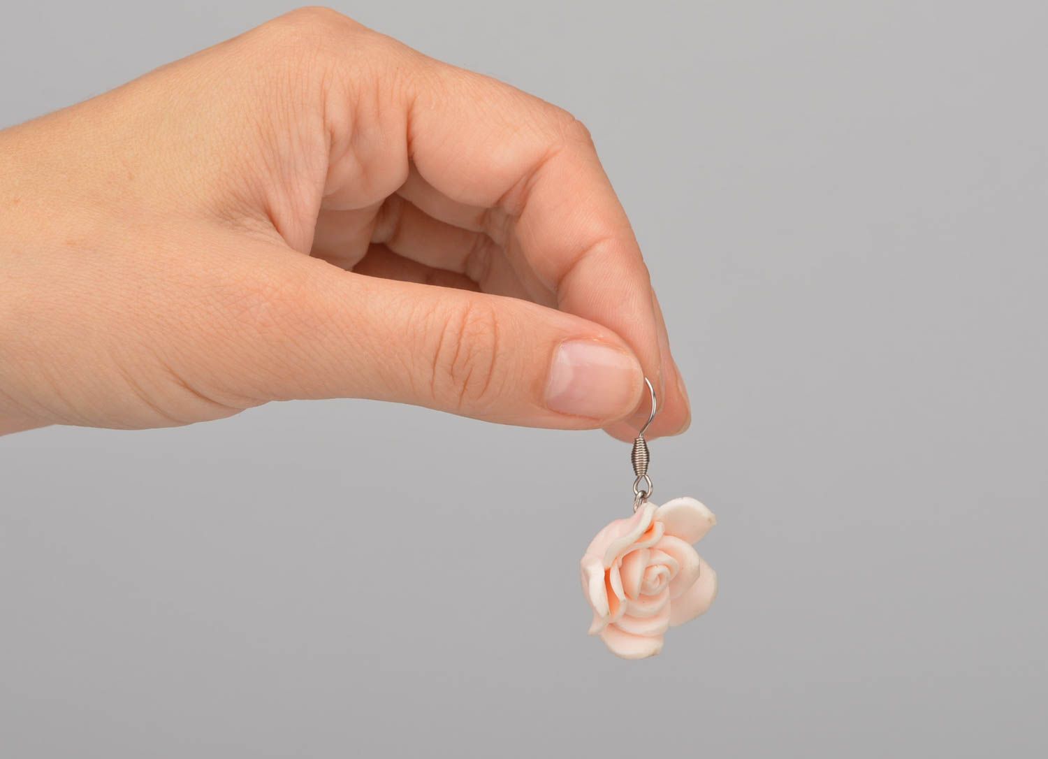 Boucles d'oreilles pendantes Bijou fait main roses clair Accessoire femme design photo 2