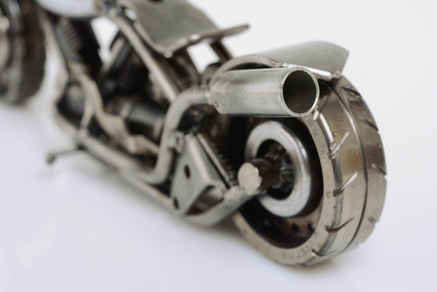 Дизайнерская металлическая статуэтка мотоцикла в стиле техно арт ручной работы фото 5
