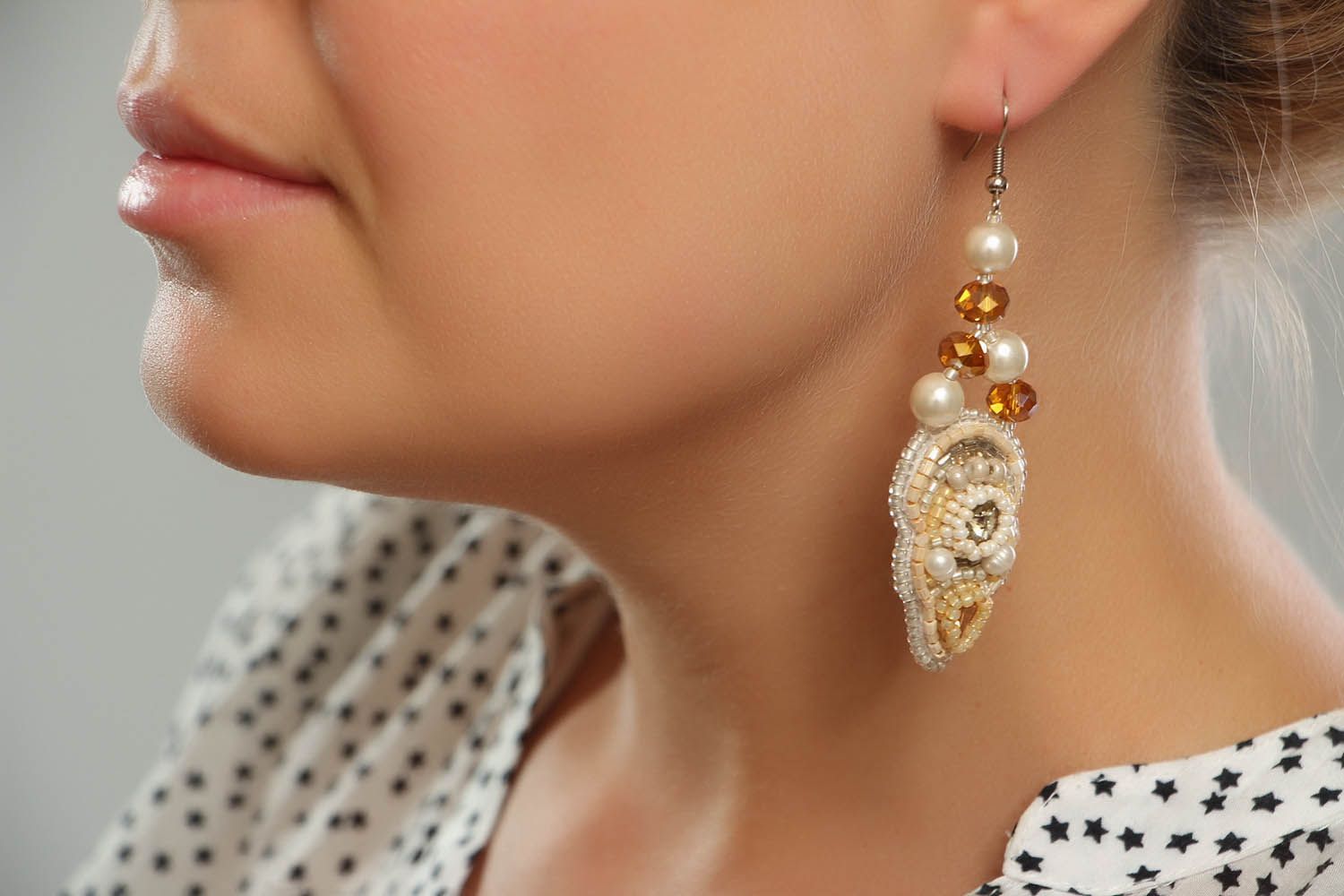 Orecchini con perla fatti a mano lunghi accessorio originale bello da donna foto 5