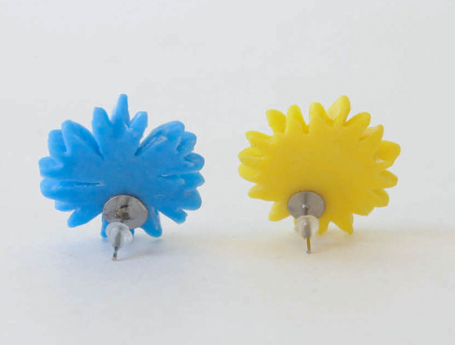 Brincos em forma de flores de argila de polímero feitos à mão  foto 3