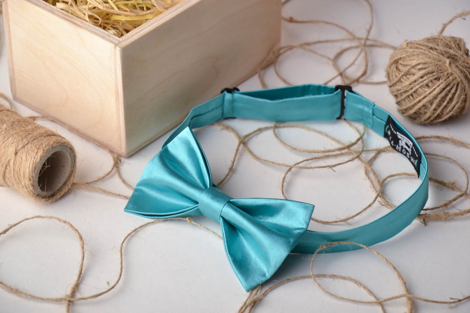 Бирюзовый галстук-бабочка из ткани фото 1