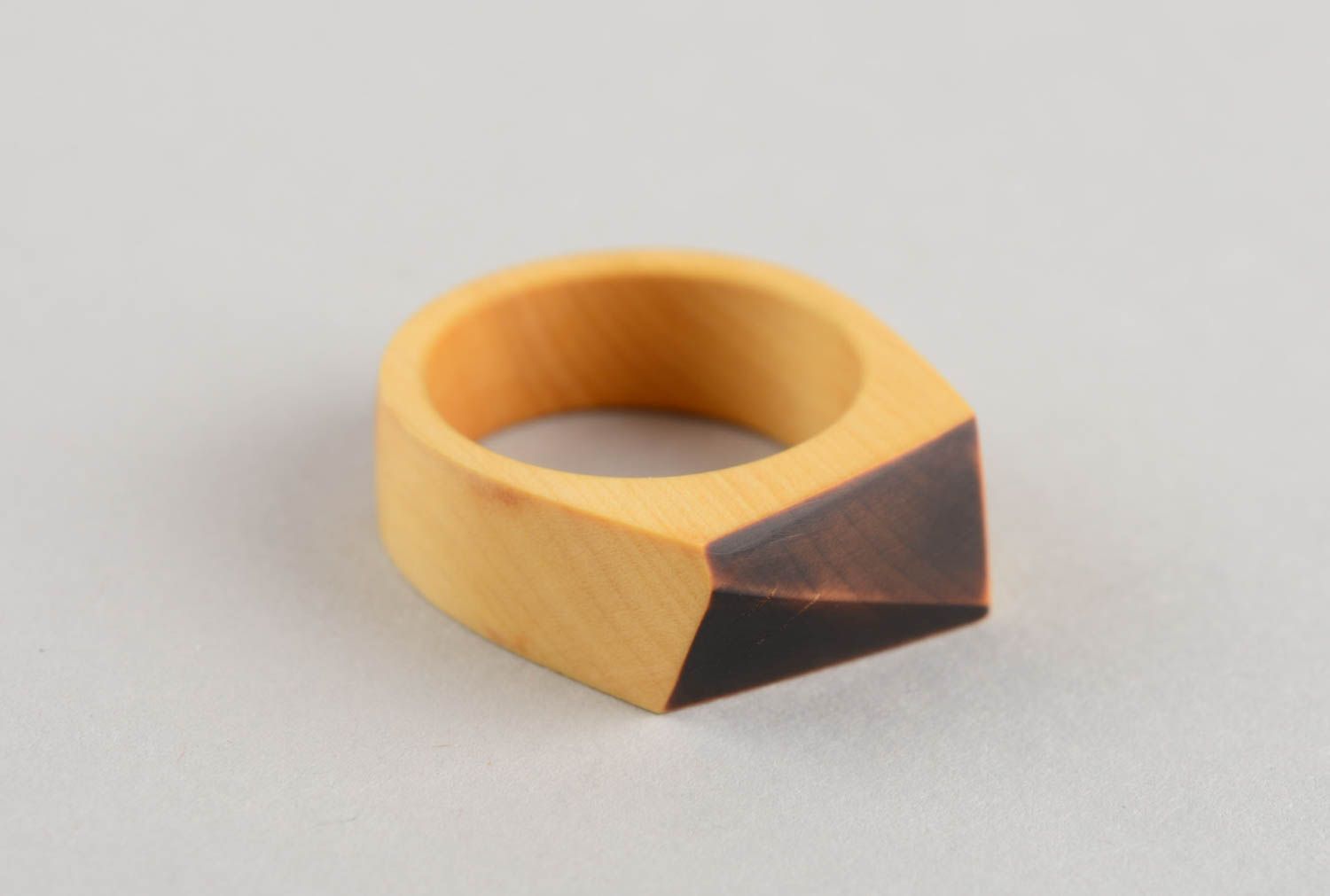 Авторское яркое необычное деревянное кольцо ручной работы для стильных людей фото 2