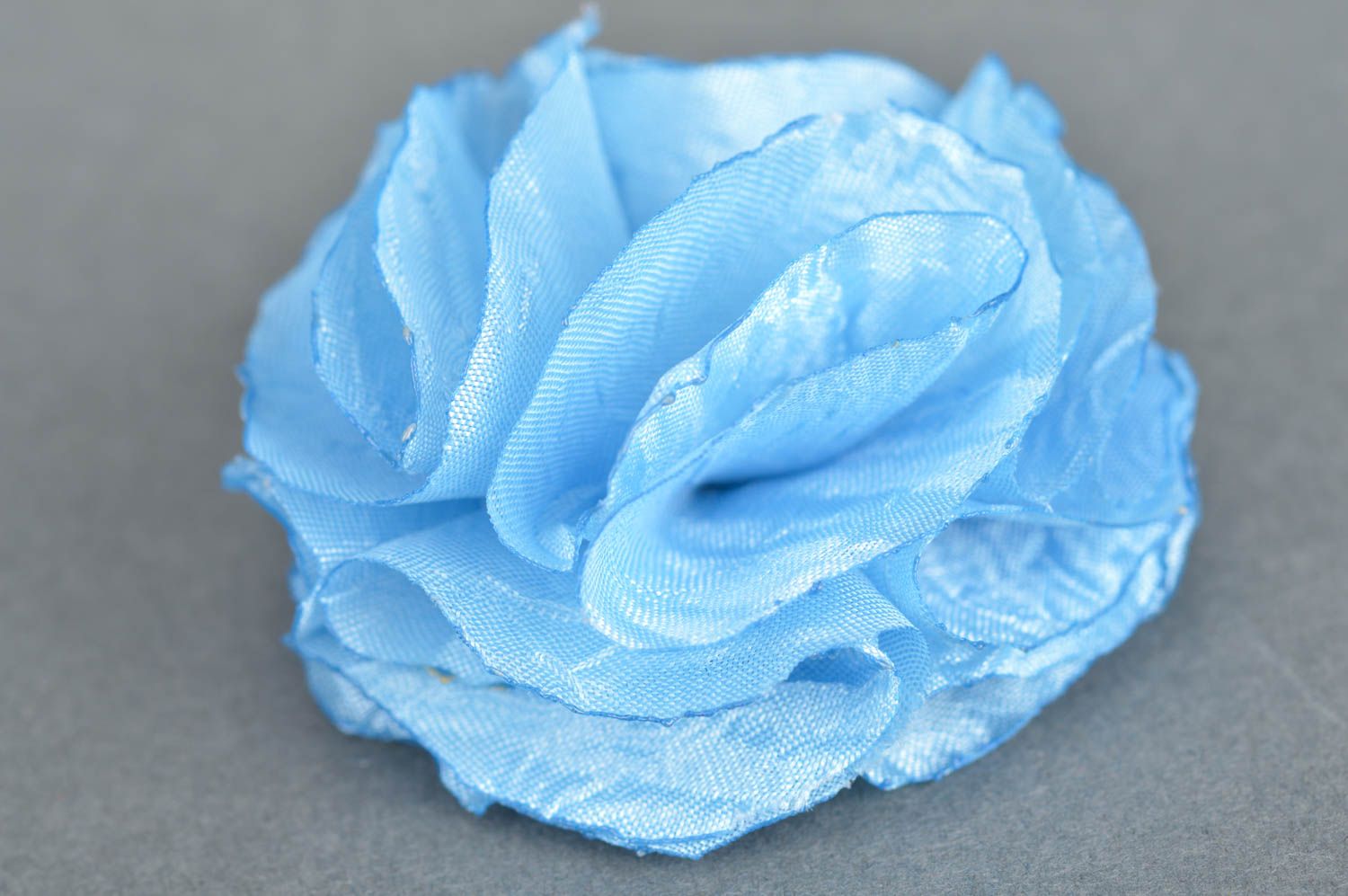 Брошь из ткани ручной работы красивая в виде цветка пышная голубая со стразом фото 5