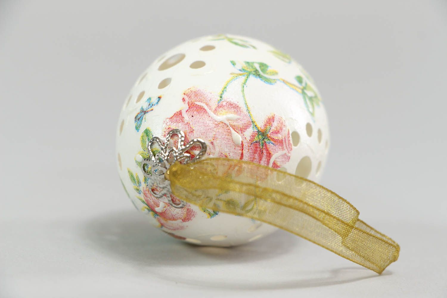 Pingente decorativo na forma de ovo de Páscoa com a casca esculpida foto 3