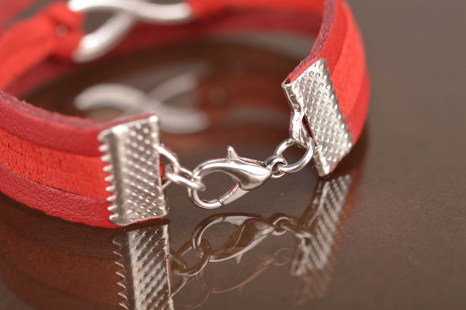 Künstlerisches rotes Armband aus Leder handmade Schmuck für Frauen Infinitum foto 5