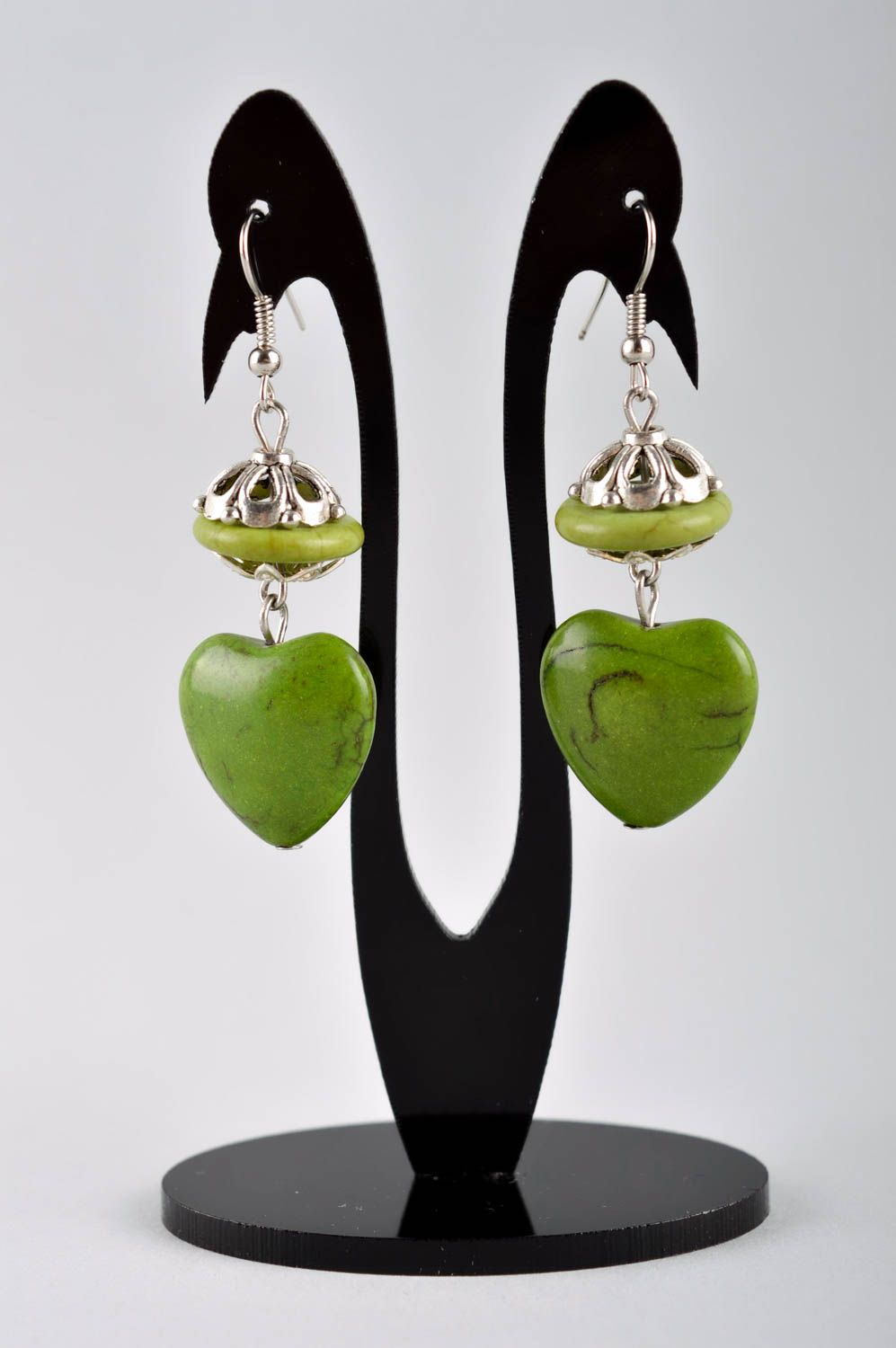Conjunto de joyas pendientes y colgante bisutería artesanal corazones verdes foto 5