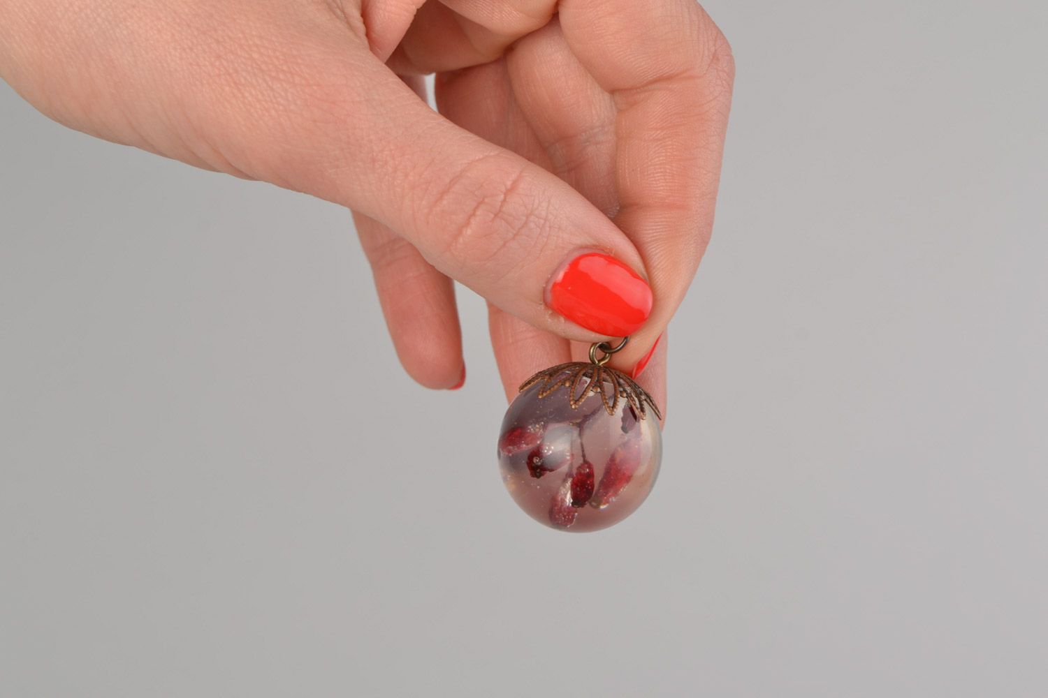 Transparent handmade neck pendant with real berries coated with epoxy photo 2