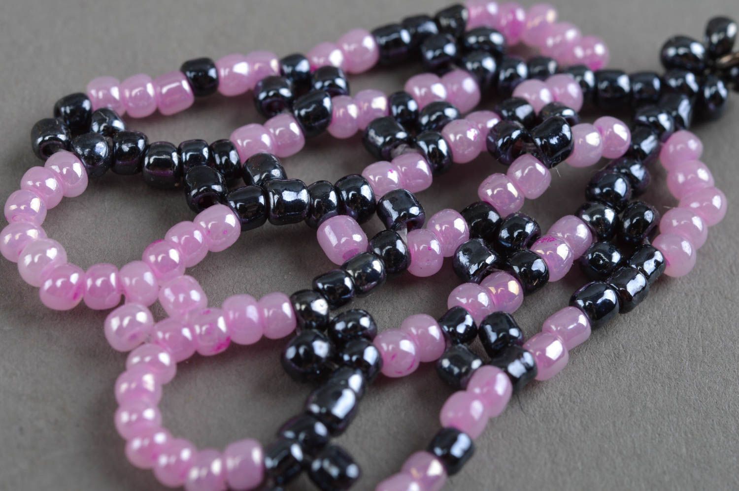 Boucles d'oreilles en perles de rocaille faites main longues noir et rose bijou photo 5