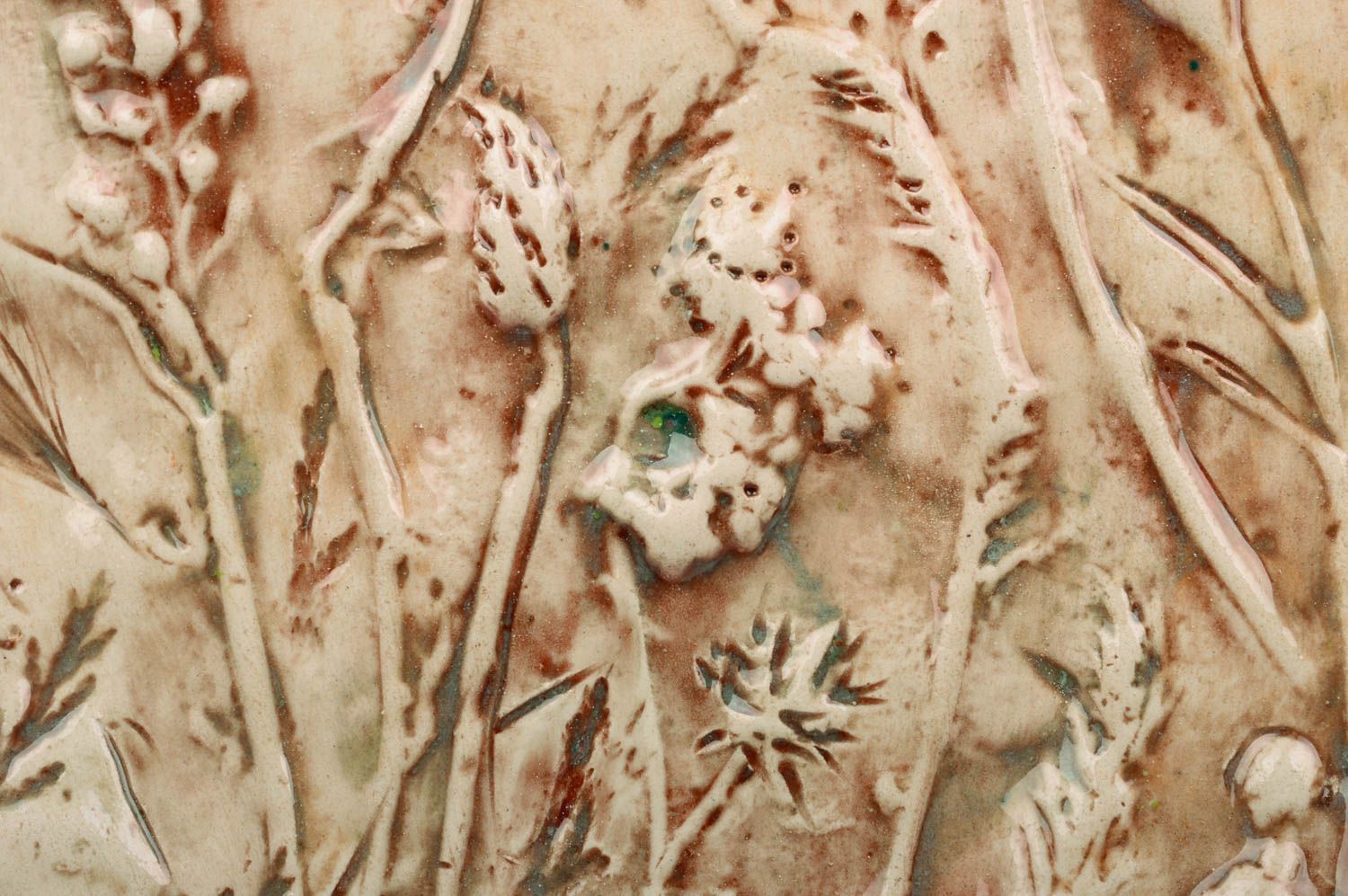 Керамическая тарелка ручной работы авторская с рельефными узорами полевые цветы фото 2