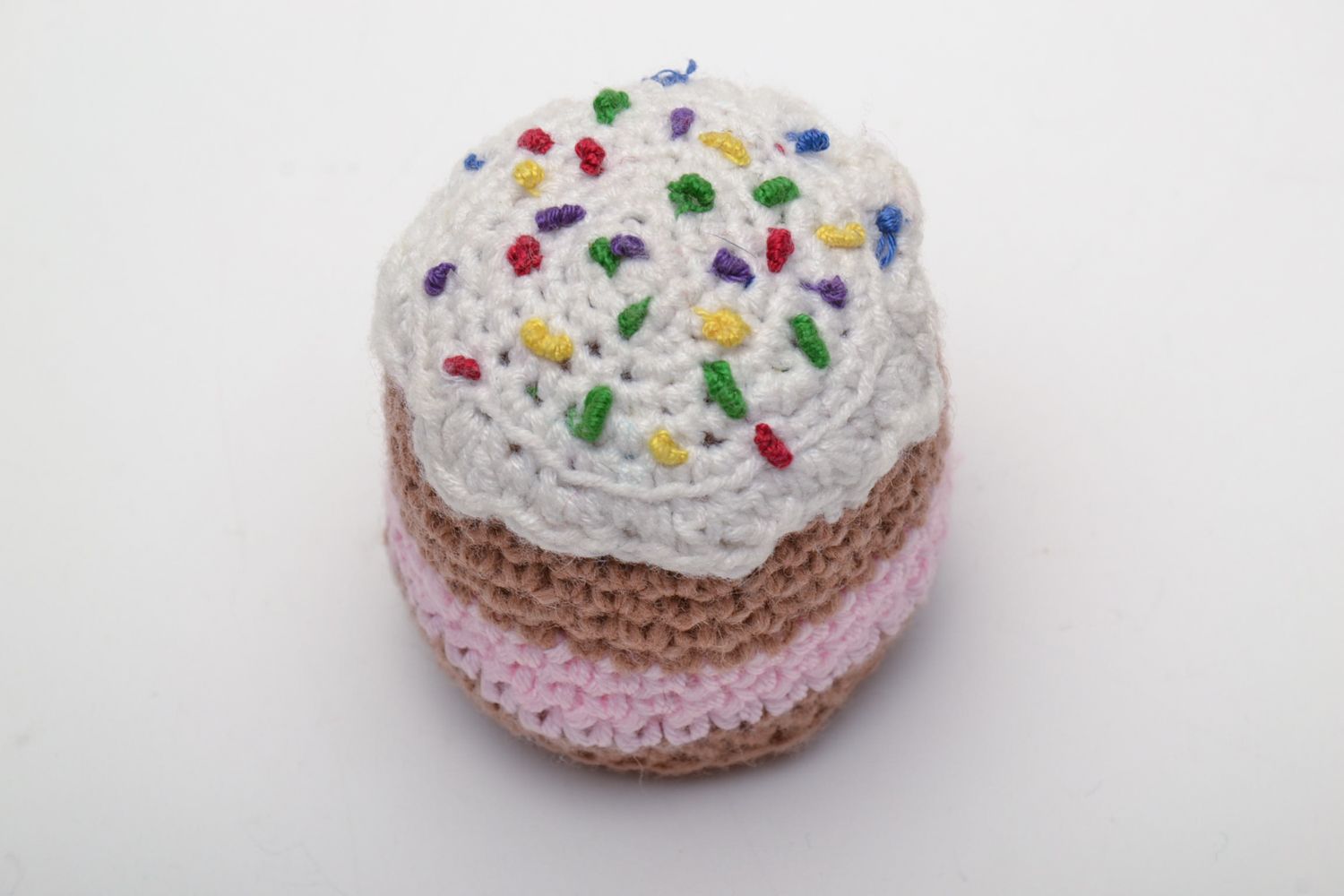 Petit jouet décoratif tricoté mou fait main en forme de gâteau délicieux photo 2